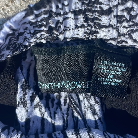 Cynthia Rowley women's shorts size medium black and white pattern Elastic waist - Picture 3 of 7